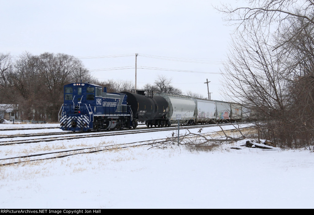 With the 1502 for power, Y118 goes about switch the yard from the west end